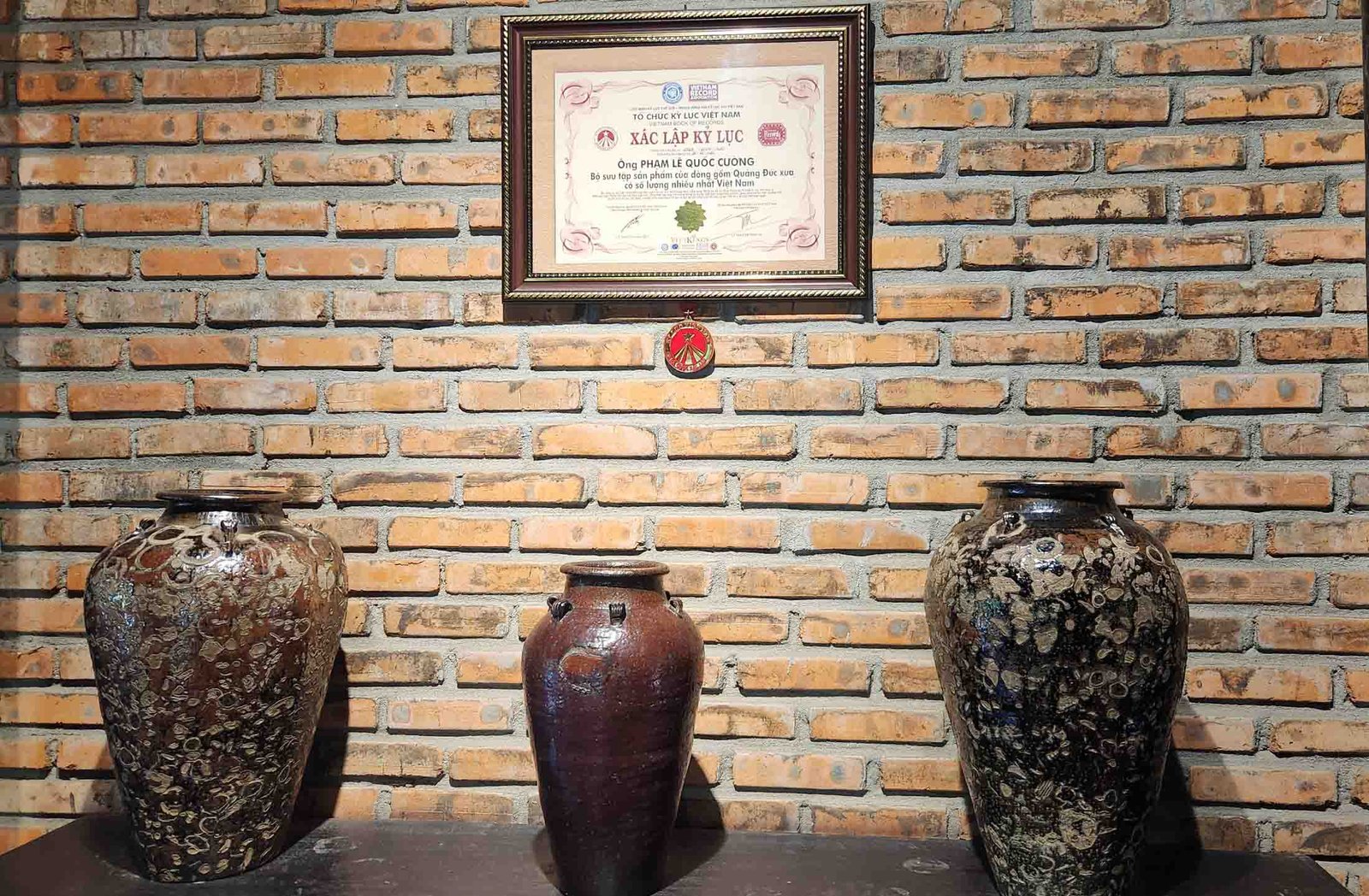 lu-gom-trong-bo-suu-tap-gom-quang-duc