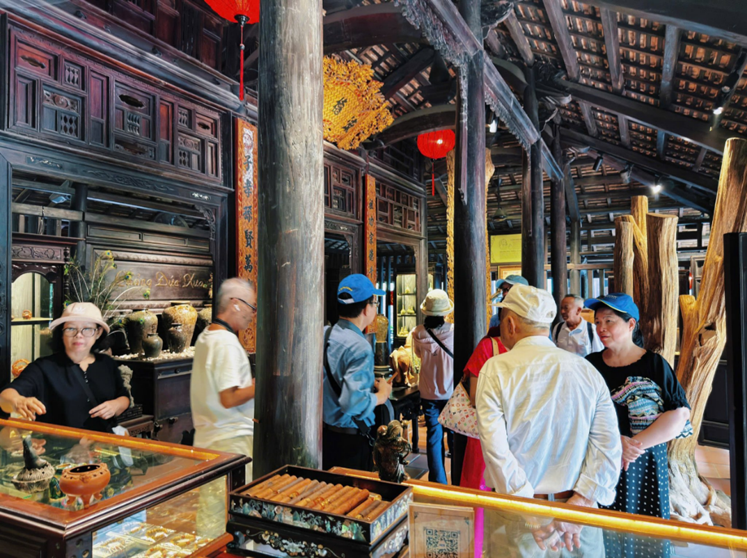 Du khách tham quan nhà cổ Quảng Đức Xưa