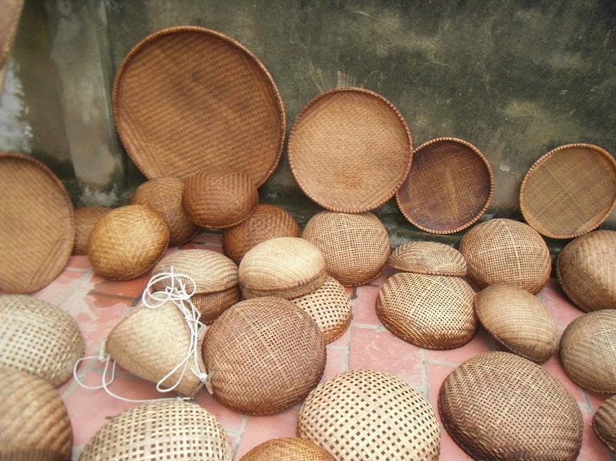 lang-dan-lat-my-nghe-vinh-ba-su-kheo-leo-tu-tre-nua